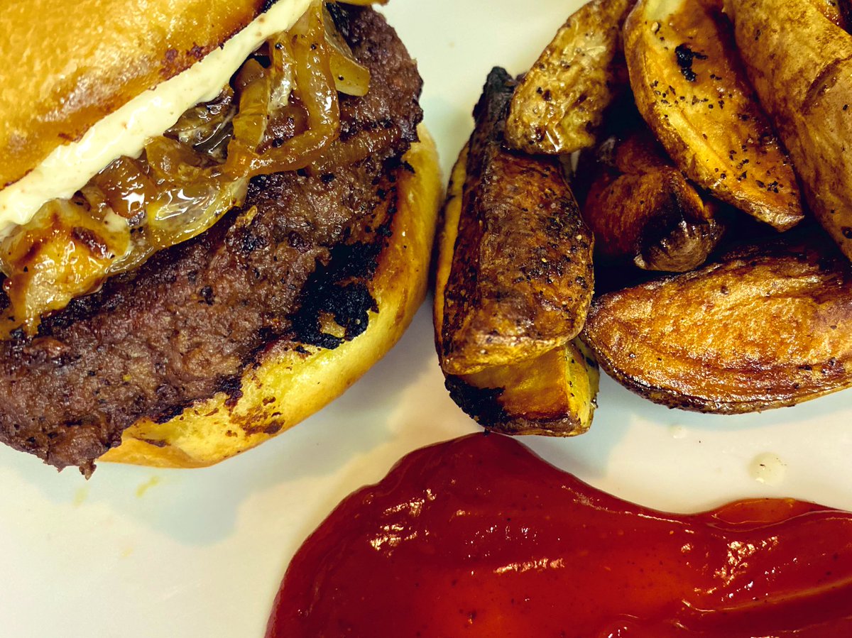 This was sooooo good. I knocked it out of the park with these
🍔 #foodporn #comfortfood 
•smash burgers on potato buns topped with grilled onions and a garlic chipotle aïoli served up with potato wedges and a chipotle ketchup•