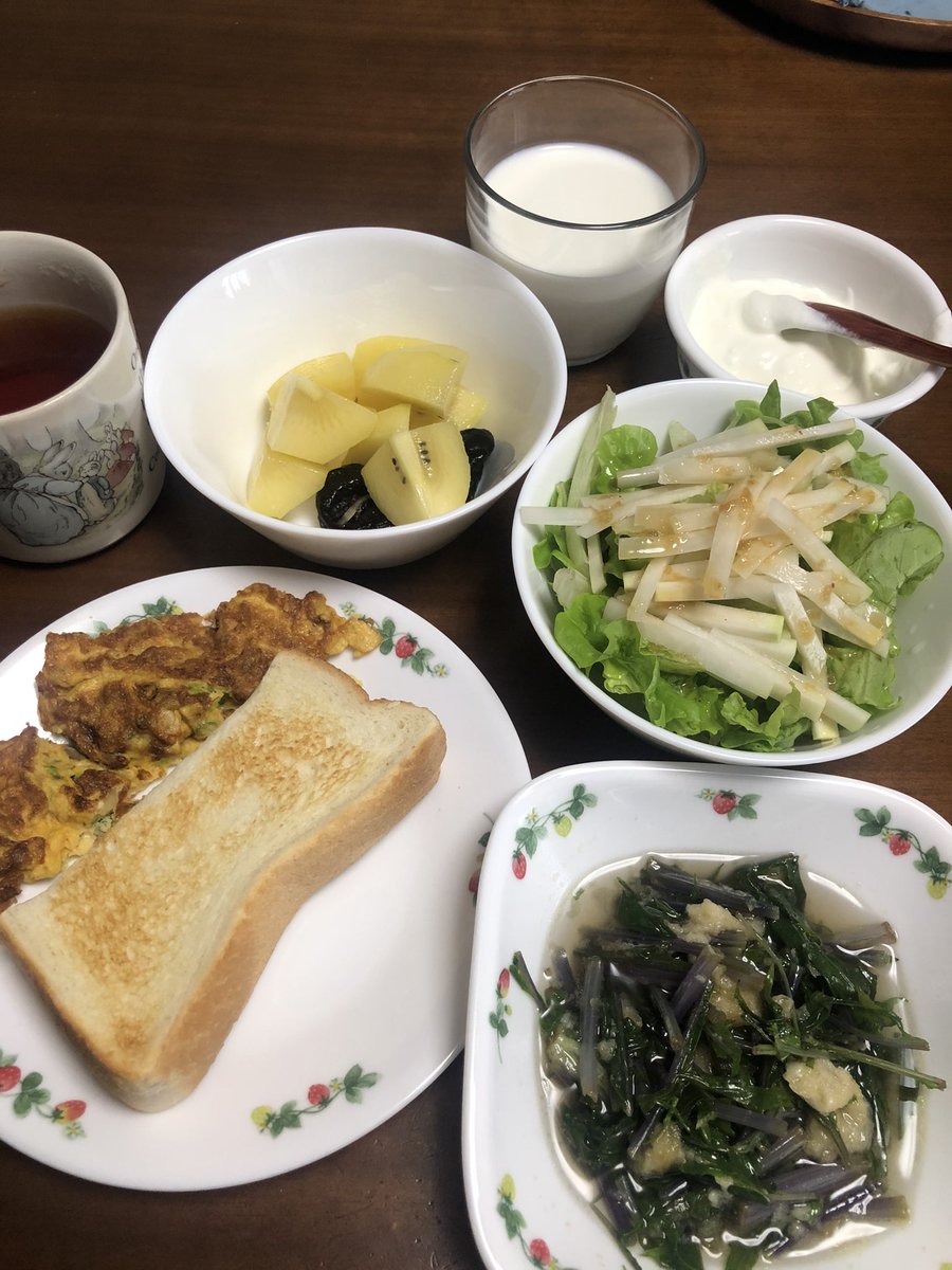 副菜作ってるうちに朝ごはんの時間逃したので
結構なボリュームのブランチになった
余ってた水菜を余ってた油揚げと煮浸し（鎌田さんの白だし）
残った大根の漬物きゅうりの浅漬け、ちくわ、粉粉になった舞茸のカケラと干しエビをネギのたまご焼きにした
たまご焼きはすごいポテンシャル👍