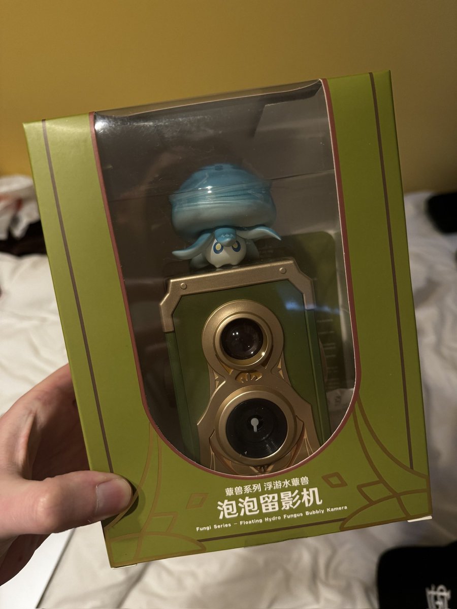 I found a Genshin Kamera that SHOOTS BUBBLES