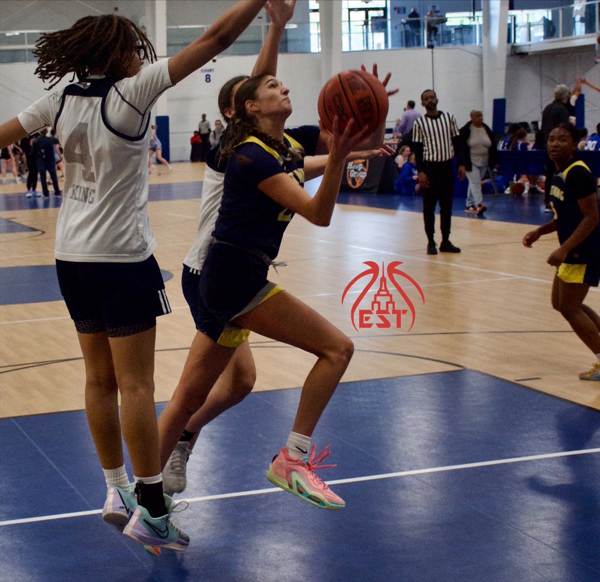 Empire State Takeover (@nystakeover) on Twitter photo Shoutout to today’s overcast skies so I didn’t have to drive staring into the sun both ways 😅
Sunday #ViewsFromTheBaseline at <a href="/hgsl_girls/">Hoop Group Girls</a>, NY kids in New England edition 📸 Shoutout to today’s overcast skies so I didn’t have to drive staring into the sun both ways 😅
Sunday #ViewsFromTheBaseline at <a href="/hgsl_girls/">Hoop Group Girls</a>, NY kids in New England edition 📸