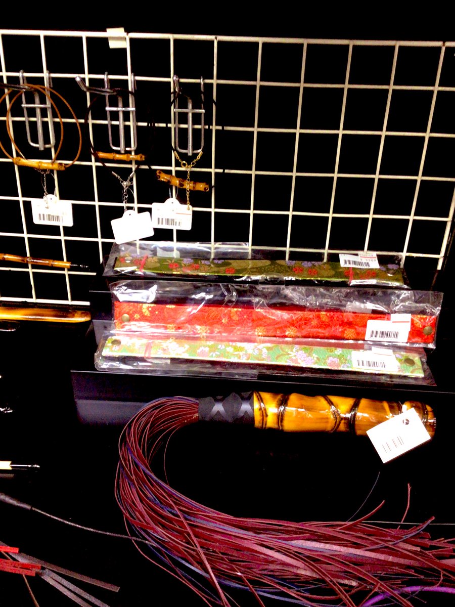 <a href="/NuJ3t/">竹取の翁(夜見鞭＊翁屋)</a> 夜見さんの商品が並びました♪
美しい。。。いつも東京に来ると　#ラブメルシー　に納品に来て下さいます♡今回は過去1番に夜見さんの商品が並んでいるのではないでしょうか❓いつもありがとうございます😊
まだ並びきれていない商品もあるのでお声掛けして下さい。
是非お手に取ってくださいね