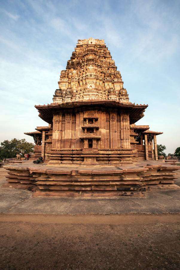 The state we call realization is simply being oneself, not knowing anything or becoming anything.

- Ramana Maharshi 

Shivprabhat 🙏🏽

Pic: Rudreswara temple, Warangal