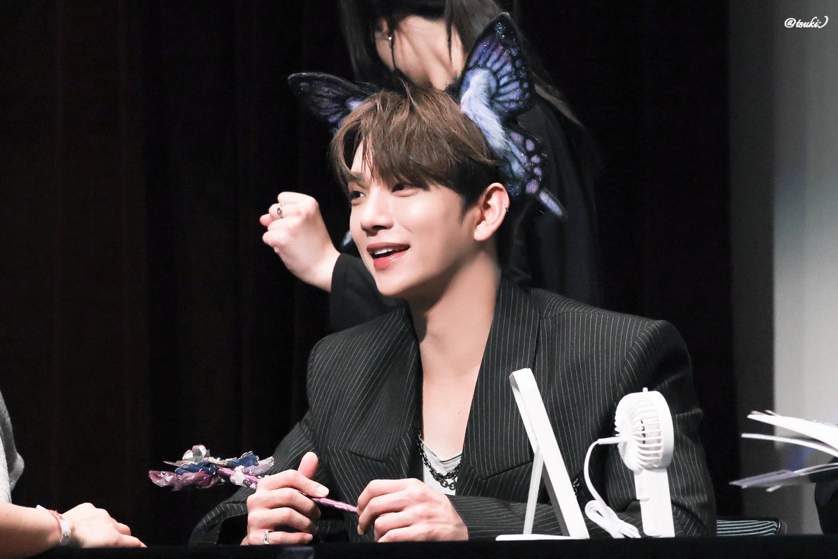 Maybe someone picked up the wrong tiara? After yesterday's meet-and-greet, my tiara was gone. This headdress is very, very important to me. Please contact me if any of them are wrong. Please.

#JOSHUA 
#SEVENTEEN #세븐틴