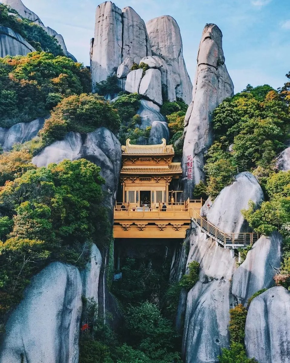 福建福鼎太姥山，一座卡在山间的悬空铜殿~
#福建 #美丽中国