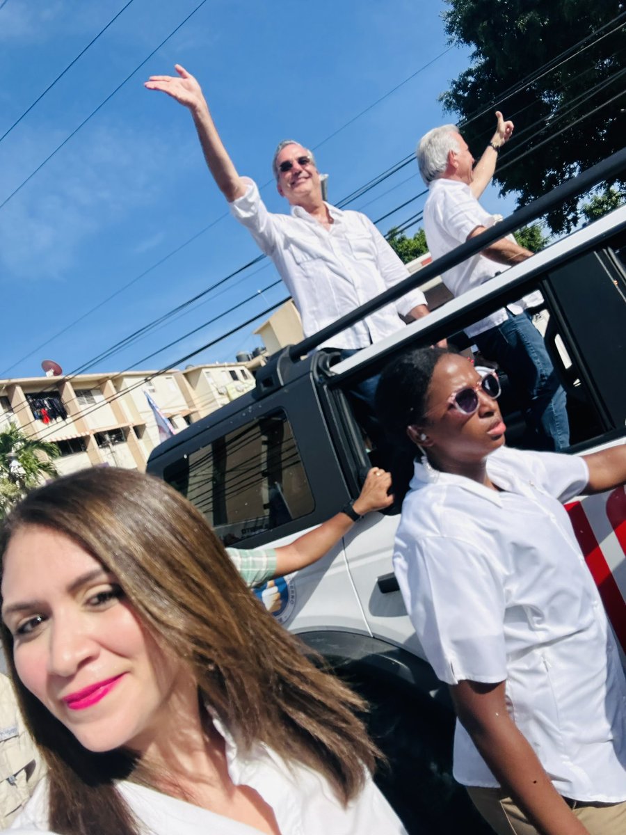 MariCastilloNin's tweet photo. Acompañando a nuestro presidente @luisabinader en su excelente cierre de campaña. Con nuestro equipo de @conecta_l24 @BennyMetz @YessicaRodri #cierredecampaña #luisabinader #ConectaL24 https://t.co/IYqgzCljug