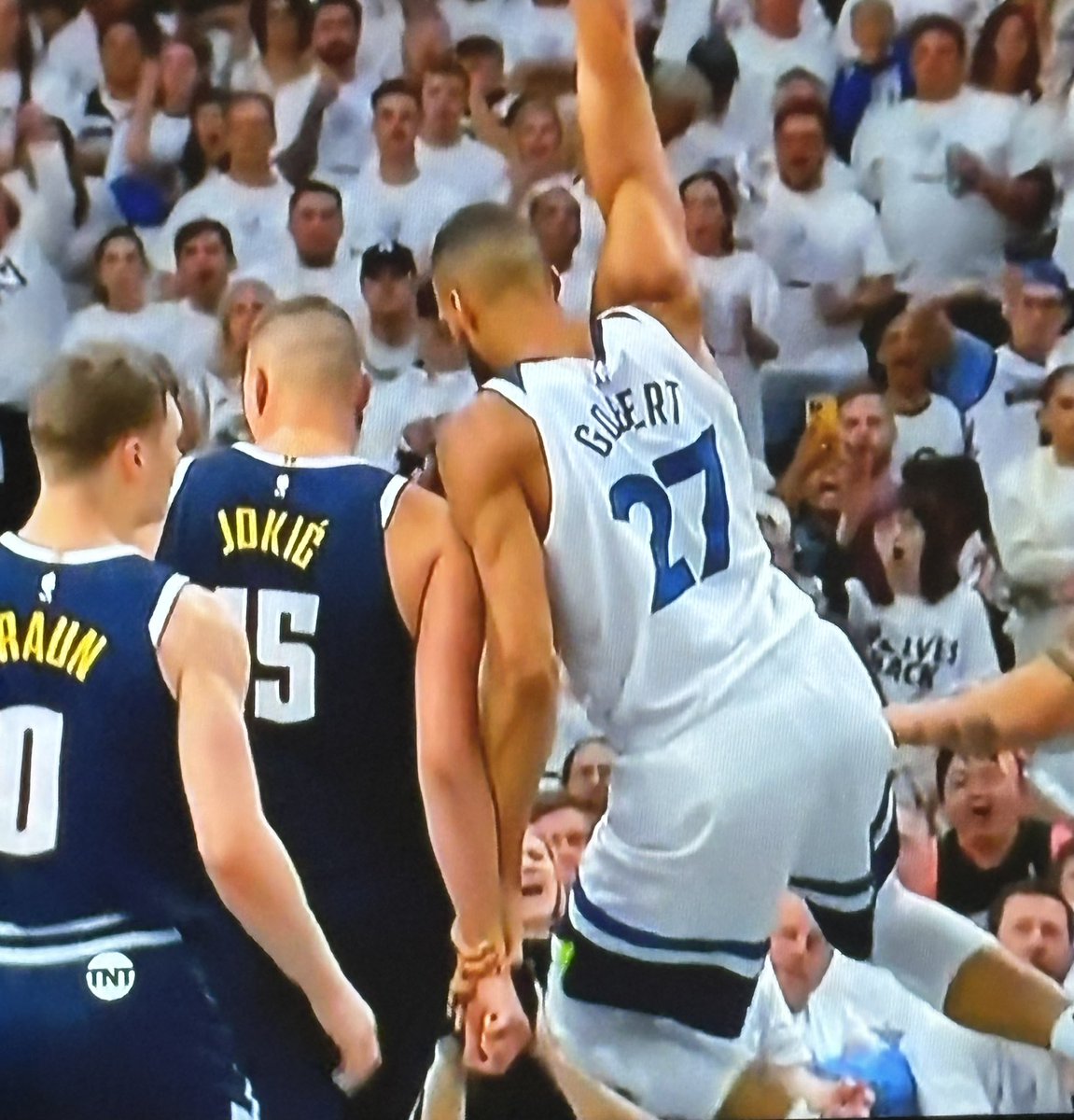 Gobert gets to just grab Jokic’s wrist when he goes up to dunk? Cool… 🤦‍♂️

#NuggetsNation #WolvesBack #NBA #OfficialNBARefs