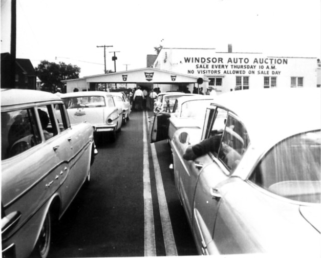 Car auction in @TownofWindsor, 1950s. 
#MondayMemory #CarsOfTwitter