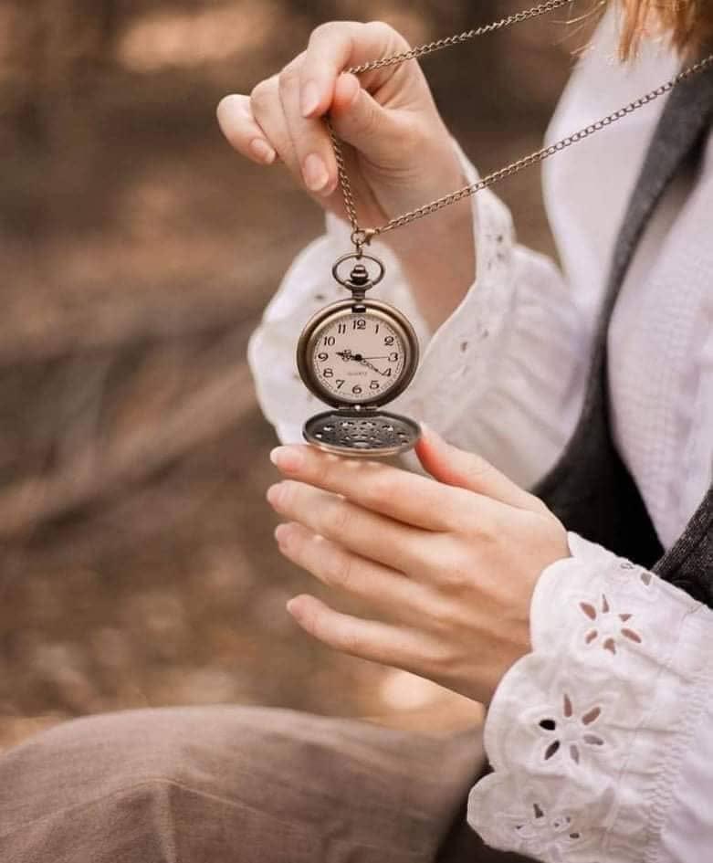 مؤلـمٌ أن يـأتيك ما تتمنـى وقـد تأخـر الوقـت
وتغيـرت أنـت وتغـيرت الأُمنـيات،،،