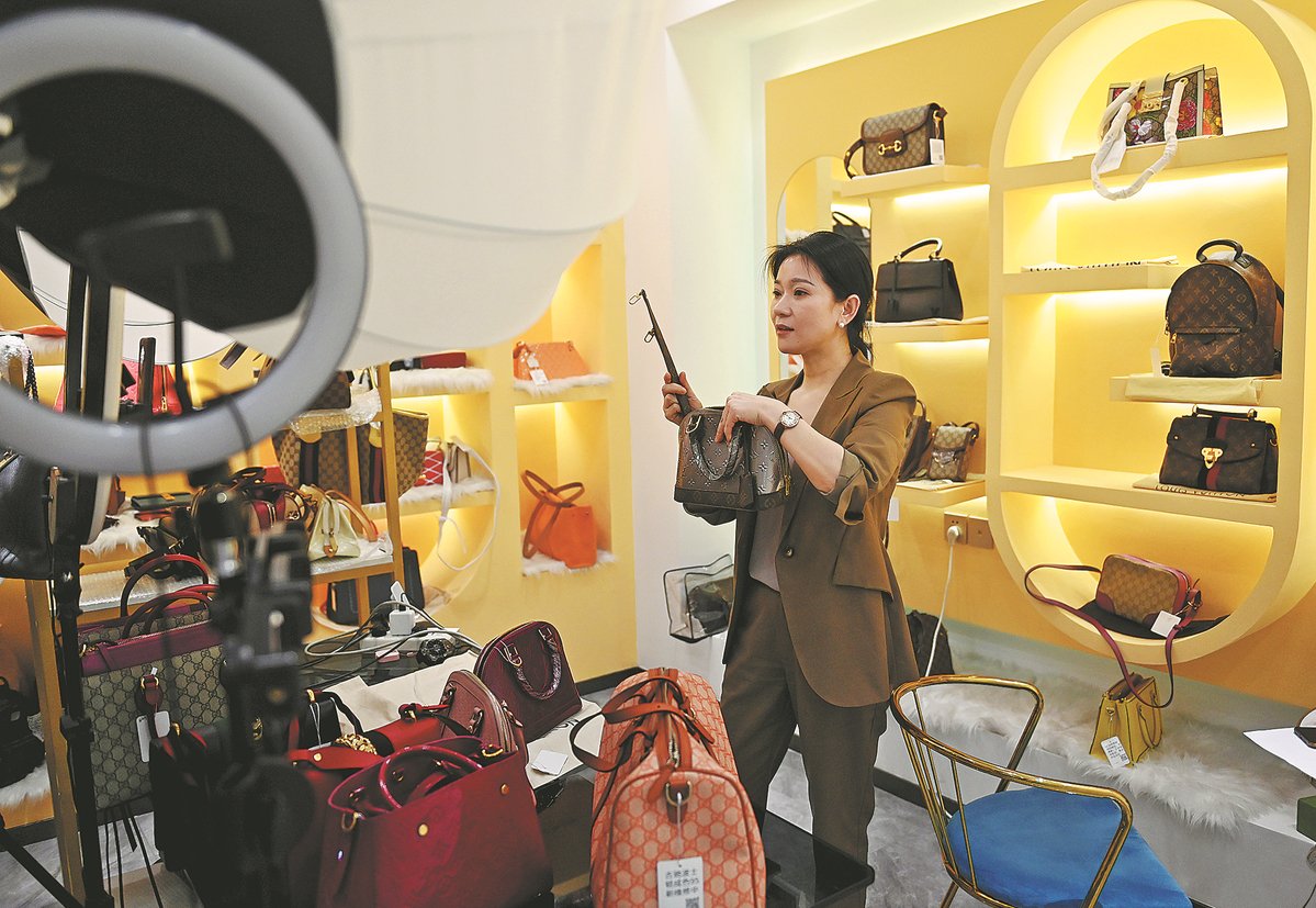 A luxury appraiser shares professional knowledge via livestreaming in Changchun, Jilin province, in March 2023. ZHANG YAO/CHINA NEWS SERVICE