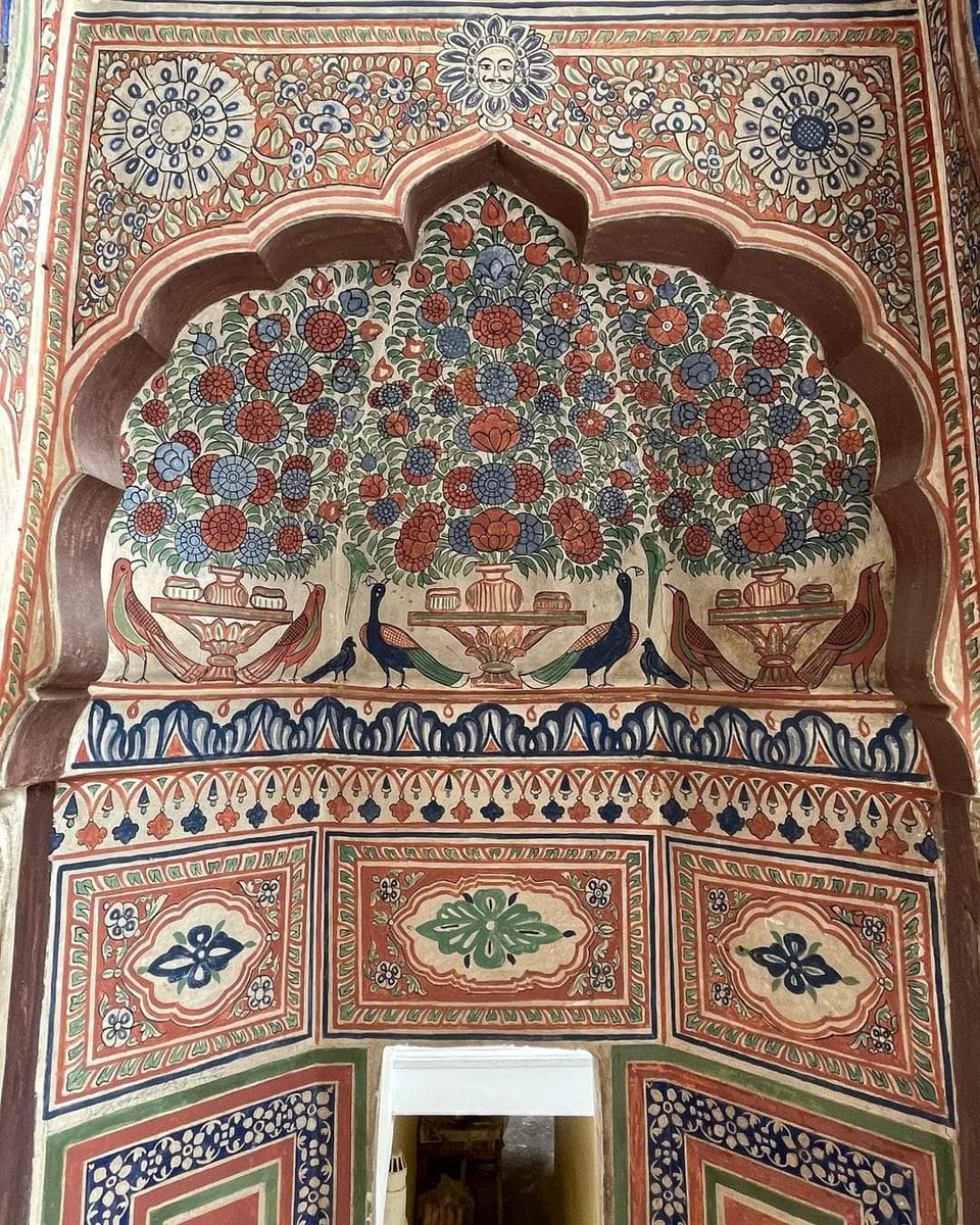 Subhash_Newari's tweet image. Dr. Ramnath A #Poddar #haveli museum #Nawalgarh -1902 में श्री आनंदीलाल पोद्दार द्वारा निर्मित, डॉ. रामनाथ ए. पोद्दार हवेली संग्रहालय एक विशाल संरचना है और राजस्थान की जीवंत रेगिस्तानी संस्कृति का प्रतीक है। डॉ. रामनाथ ए. पोद्दार हवेली संग्रहालय की दीवारें जीवंत, रंगीन ढंग से
२/४