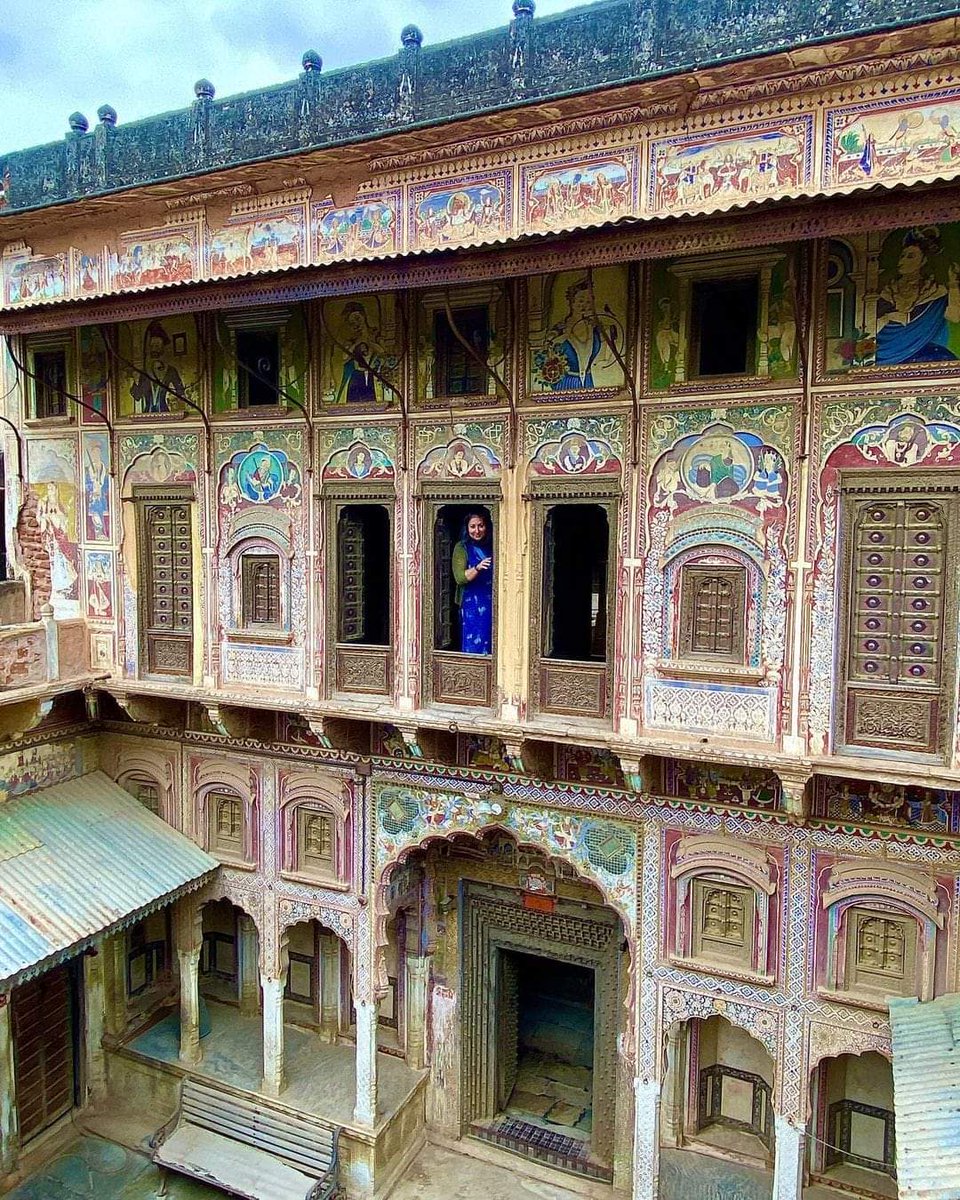 Subhash_Newari's tweet image. Dr. Ramnath A #Poddar #haveli museum #Nawalgarh -1902 में श्री आनंदीलाल पोद्दार द्वारा निर्मित, डॉ. रामनाथ ए. पोद्दार हवेली संग्रहालय एक विशाल संरचना है और राजस्थान की जीवंत रेगिस्तानी संस्कृति का प्रतीक है। डॉ. रामनाथ ए. पोद्दार हवेली संग्रहालय की दीवारें जीवंत, रंगीन ढंग से
२/४