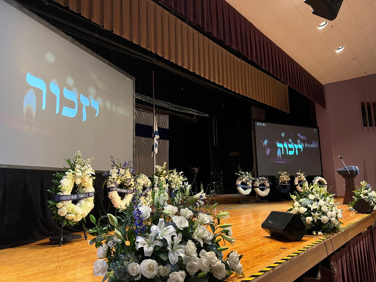 During tonight's Yom HaZikaron commemoration ceremony, @AmbHerzog and Israel's Defense Attaché to the United States led a moving tribute to our fallen soldiers and victims of terror. Thank you to all those who joined us in person and virtually for this important and solemn…