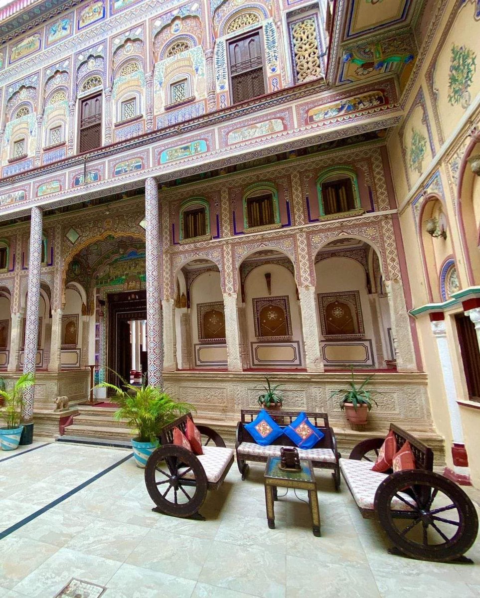 Subhash_Newari's tweet image. Dr. Ramnath A #Poddar #haveli museum #Nawalgarh -1902 में श्री आनंदीलाल पोद्दार द्वारा निर्मित, डॉ. रामनाथ ए. पोद्दार हवेली संग्रहालय एक विशाल संरचना है और राजस्थान की जीवंत रेगिस्तानी संस्कृति का प्रतीक है। डॉ. रामनाथ ए. पोद्दार हवेली संग्रहालय की दीवारें जीवंत, रंगीन ढंग से
२/४