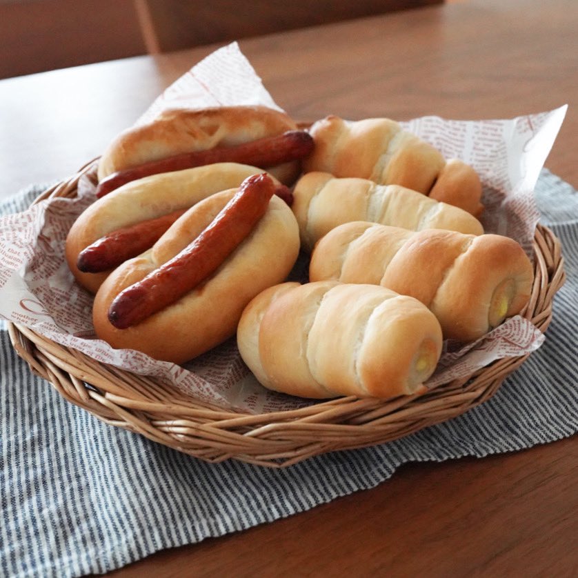 今日はちくわパンとチョリソーパンを焼きました。ちくわパンなら雨で憂鬱な気分も吹きとびます😊
#手作りパン #パン作り