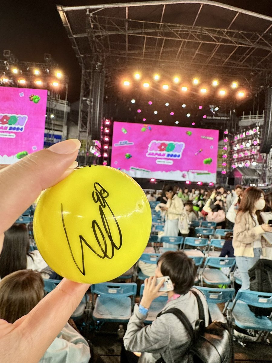 that’s kinda far away from the stage omg 😭 can’t wait for pitcher wonhee 🫣

cr. takako01155382