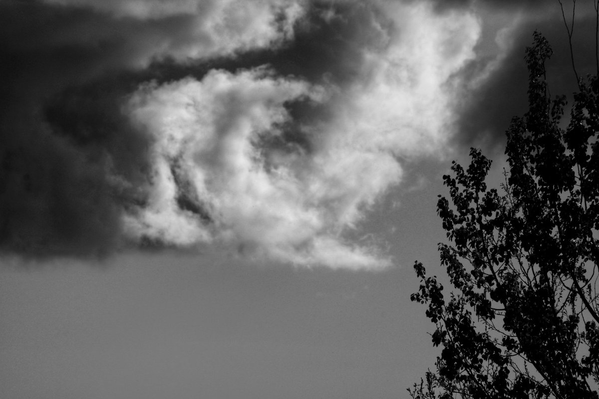 The sky has been fun, and I wish everyone the best tonight if you're chasing the lights. I am heading to bed as Monday is on the threshold. . . #monochrome #blackandwhite #clouds #sky #michiganphotographer