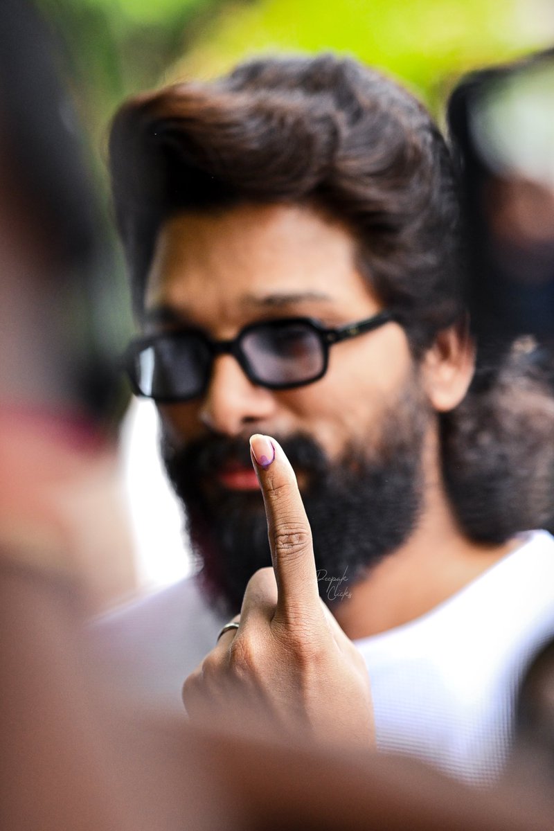 Stylish stAAr @alluarjun Casted his Vote 🪓 #LokSabhaElections2024 #AlluArjun