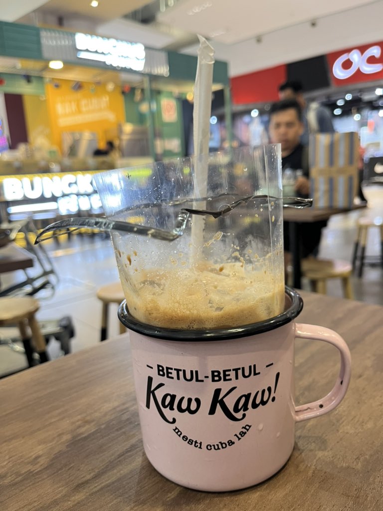 athifzulkafli's tweet photo. Rare cara kedai ni serve air .
#bungkus#klia2 https://t.co/1uaMlmGJoJ