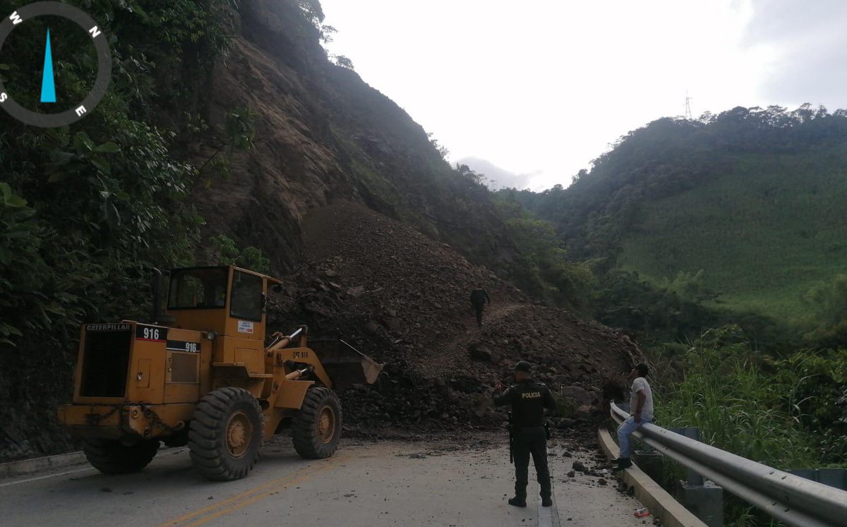 Maquinaria del #Invías en la vía Santa Cecilia - Puerto Rico, km 21+0050, sector donde se presentó un alud de tierra sobre la vía y que generó el cierre total. El volumen aproximado es de 3.500 m³