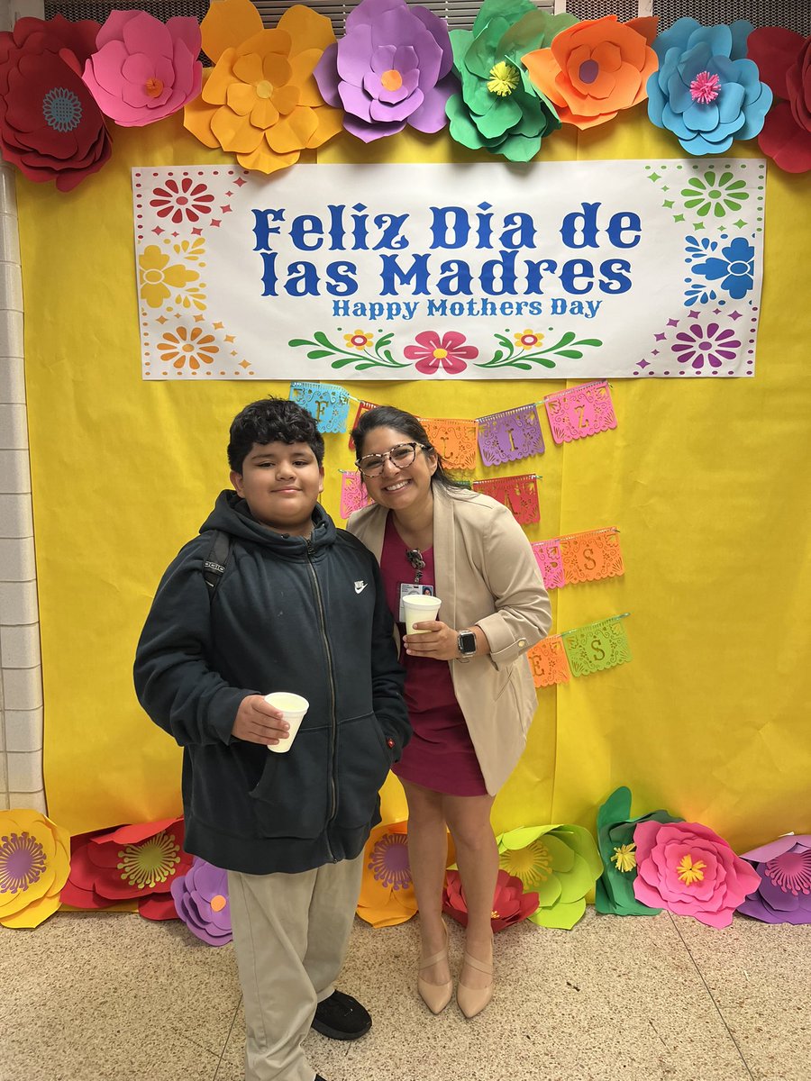 Aytorrez09's tweet photo. In honor of #MothersDay, I wanted to share an amazing experience from this week. A student of mine asked me if I could join in for Muffins w/ Mom. I gladly accepted the invite. I even saw some familiar faces there. 💕🥰 https://t.co/XJddpXoEtw