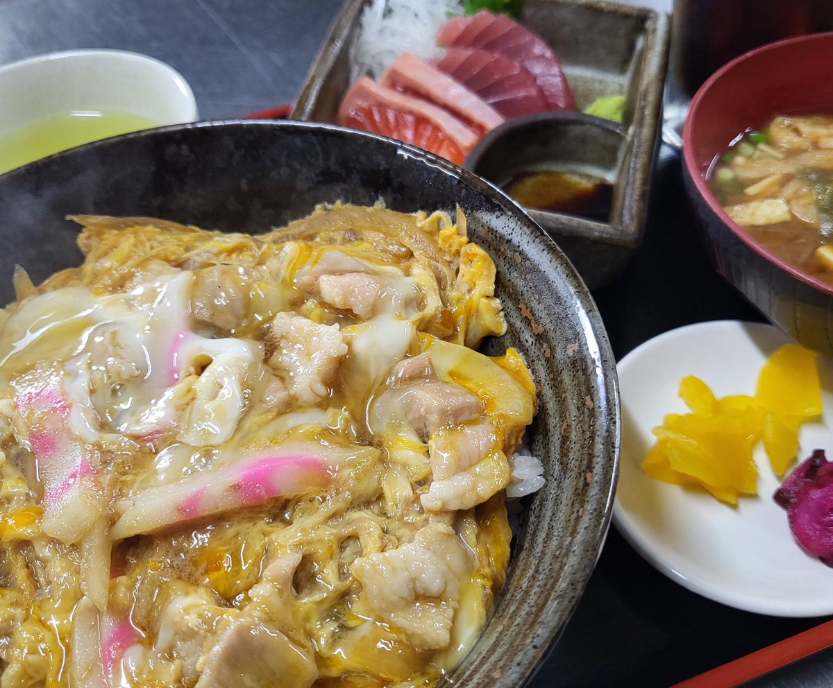 こんにちは☂️
本日の日替わりランチ‼️
他人丼🐷🥚
お刺身🐟️
味噌汁、漬物
ドリンクです😊
#お昼ごはん