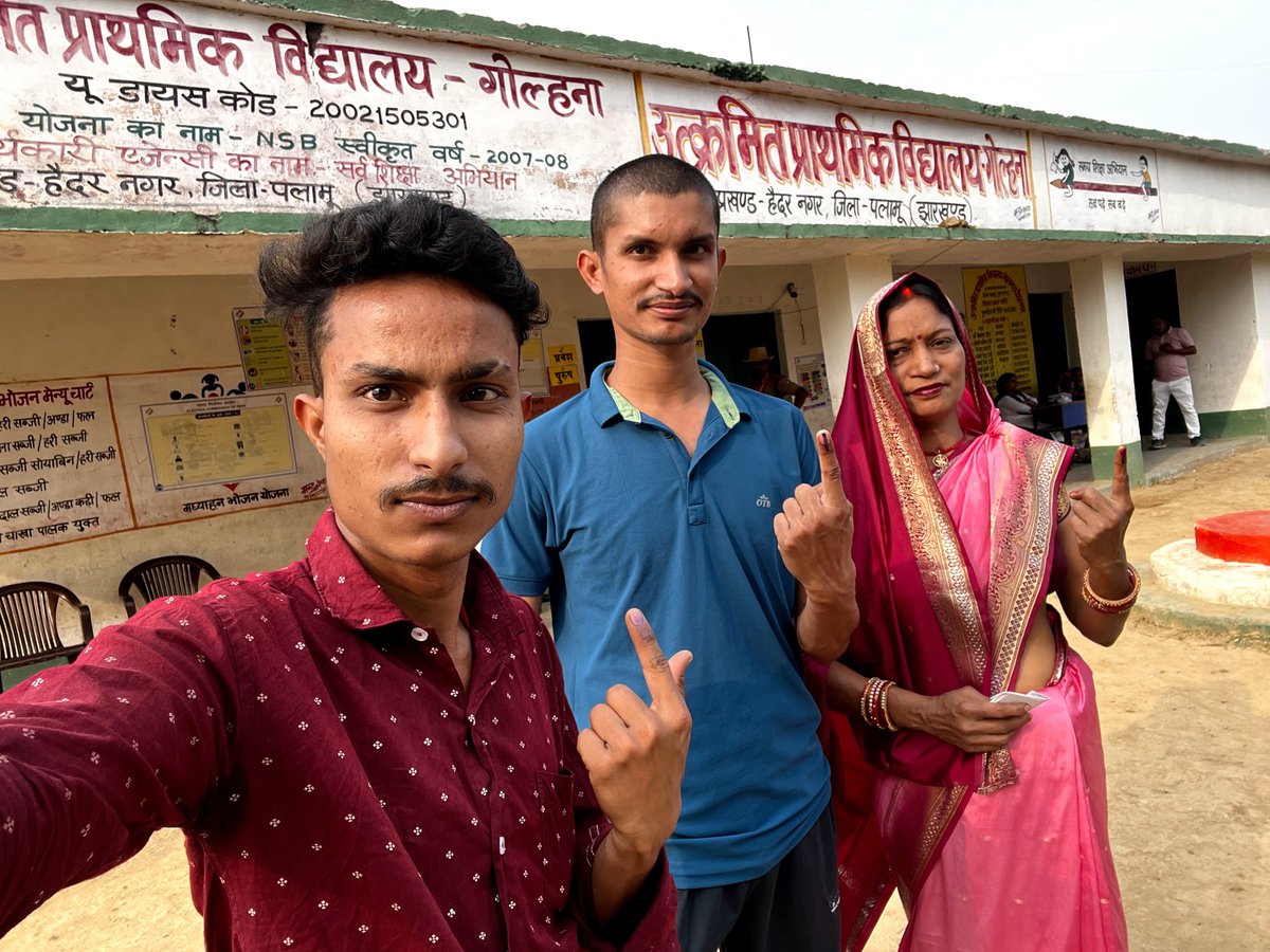 iAnku_Singh's tweet photo. #FamilyVoting
अब आपकी बारी 
पहले मतदान फिर जलपान 
@highlight 
#MainBhiElectionAmbassador
#DC_Palamu
@DC_Palamu @policepalamau @palamu_top https://t.co/30T3sDkMRI