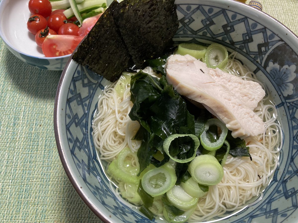 何回も作ってる昆布締め塩鷄。ゆで汁も美味しいのでこれで煮麺にしました。昆布も佃煮にしたよ。 #おうちごはん #昼食