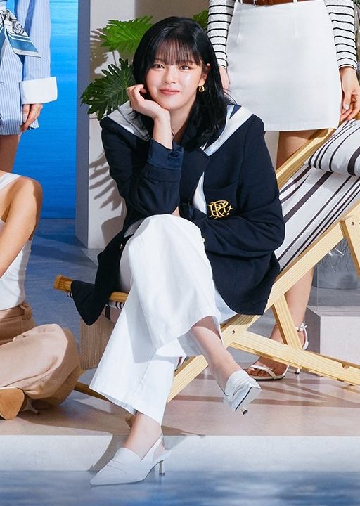 'Jeongyeon sitting like she want to attract women'

Well, she succeeded😆😂😂