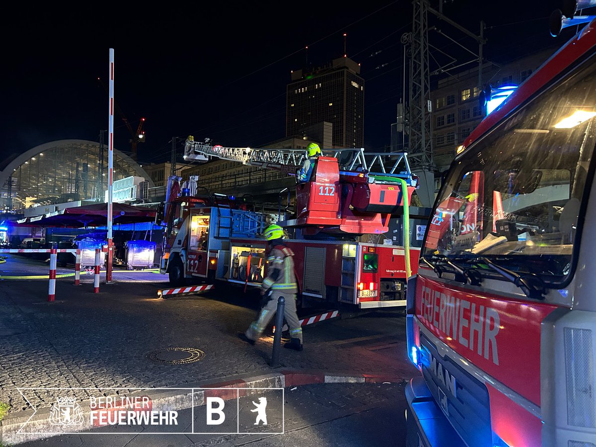 #Brand am #Alexanderplatz in der #Rathausstraße in #Mitte. Es brannte ein 50qm Lagerraum direkt unter den Bahngleisen. Derzeit ist der Bahnverkehr komplett eingestellt und wir arbeiten mit der @DB_Bahn, @BVG, @polizeiberlin und @bpol_b an einer Lösung. Keine Verletzten Personen.