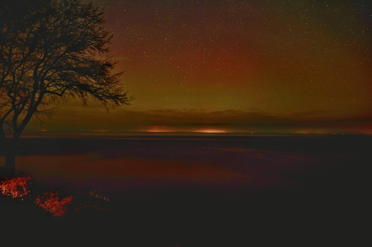 Faint aurora over Lake Ontario right now. #aurora #northernlights #websterny @TamithaSkov @Wxandgardenguy @EricSnitilWx