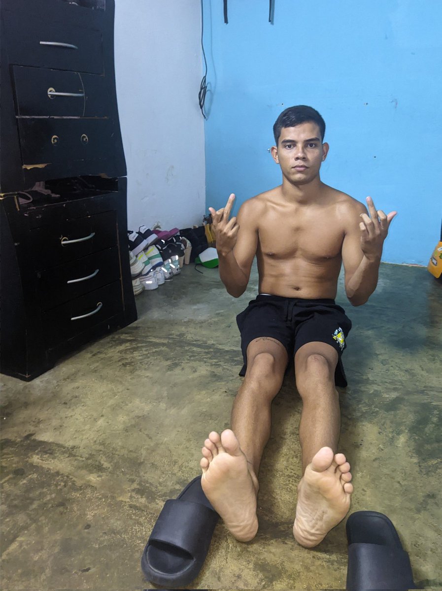 MasterEdwin06's tweet photo. My feet are warm, kneel🔥💲pass slave tributes🔥😈#findom #cashmaster #cryptoslave #cashsub #cashslave #feet #masterfeet #sub #paypig #piggy #loser #drain #tribute #undermyfeet #horny #draining #cashpussy #finsub #moneyslave #moneymaster looking drain https://t.co/3FAWHHn3ch