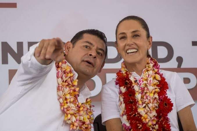 #Ruta24 📷| Felicitó la presidenciable @Claudiashein al candidato a la #Gubernatura de @PartidoMorenaMx, @armentapuebla_, por haber ganado el #DebatePorPuebla. Presagia que será el gobernador de #Puebla.
