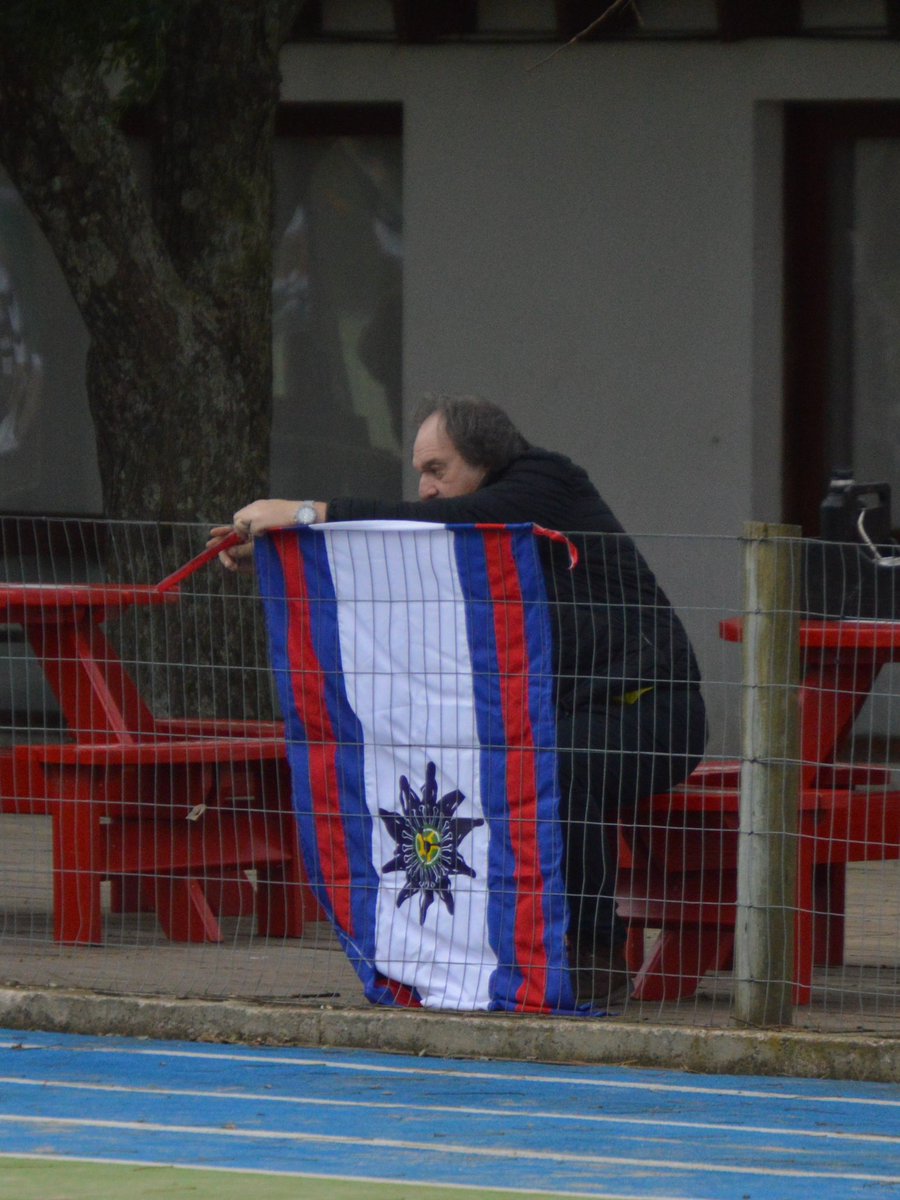 Saludos para todas las madres 🤍 
Para mí y para mis hermanos hoy nos acompañó mi papá!
Acá el Edu colgando la bandera de Paysandú en el partido de hockey que tuve hoy con el trébol 💚🍀