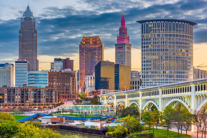 zach_from_ohio's tweet image. After visiting nearly all 88 counties, I decided to create a thread showcasing some of my favorite urban neighborhoods & small towns across Ohio!
I'll be updating this thread over time & will start out with a place from each region of Ohio!🧵