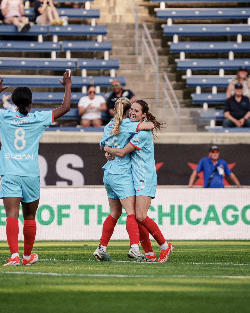 GOOD MORNING CHICAGO 🗣️ Thought we'd start your morning off right with some smiles and hugs 🤗 #WithTheStars