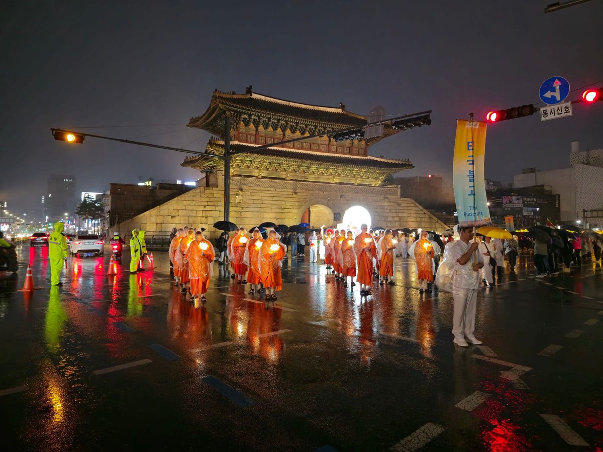 Psanitwong's tweet photo. ประเทศเกาหลีใต้จัด  เทศกาลโคมดอกบัว (Lotus Lantern Festival 2024)  
ฉลองวันวิสาขบูชา วันสำคัญสากลของโลก  ในวันเสาร์ที่ 11 พฤษภาคม พ.ศ.2567 

เทศกาลโคมไฟดอกบัวประจำปี หรือ ยอนดึงฮเว (Yeondeunghoe) เป็นเทศกาลที่มีความสำคัญของประเทศเกาหลีใต้ ซึ่งมีความเชื่อว่า ดอกบัวเป็นสัญลักษณ์ของพระสัมมาสัมพุทธเจ้า งานนี้ทางหน่วยงานราชการเกาหลีใต้จะให้ความสำคัญมาก และ ทุกปีจะมีการประดับประดาโคมไฟดอกบัวทั่วกรุงโซล รวมทั้งมีการเข้าวัด ไปทำโคมดอกบัวแขวนถวายที่วัดน้อมถวายเป็นพุทธบูชา
โดยจะเขียนข้อความลงบนโคมไฟ เพื่อขอพรให้ตนเอง ครอบครัว เพื่อนบ้าน และสังคม ให้มีความสุขความเจริญ โคมไฟดอกบัวจำนวนมากพร้อมด้วยคำอวยพรเหล่านี้ จะกลายเป็นคลื่นแห่งสันติภาพ ที่ส่งต่อถึงกัน 

งานเทศกาลนี้ จัดโดยองค์กรพุทธนานาชาติ ร่วมกับ วัดโจเกซา โดยบรรยากาศของงานเทศกาล จะมีพุทธศาสนิกชนจากทั่วโลกมาร่วมพิธี โดยงานเริ่มขึ้นในเวลาประมาณ 16.00 น. ณ มหาวิทยาลัยดงกุก มหาวิทยาลัยพระพุทธศาสนา อันดับ 1 ของเกาหลีใต้ 

ภายในงานมีการแสดงศิลปวัฒนธรรมของชาวพุทธในเกาหลีใต้ การสวดมนต์ และภาวนาร่วมกันเพื่อให้โลกมีความสงบสุข จากนั้น 18.00 น. ขบวนพาเหรดอัญเชิญโคมดอกบัว เพื่อถวายเป็นพุทธบูชาของชาวพุทธทุกชาติทุกนิกายในเกาหลีใต้ได้เริ่มต้นขึ้น

ในงานนี้ วัดภาวนาโซล นำโดย พระมหาธีระวัฒน์ วิสุทฺธิชโย รองเจ้าอาวาสวัดภาวนาโซล ตัวแทนคณะสงฆ์ และชาวพุทธเถรวาทจากประเทศไทย ตัวแทนคณะสงฆ์วัดพระธรรมกาย จังหวัดปทุมธานี ได้ร่วมกันอัญเชิญเทวรถ ที่ประดิษฐานรูปเหมือนของพระสัมมาสัมพุทธเจ้า ปางนั่งสมาธิ พร้อมทั้งโคมวิสาขประทีป เข้าร่วมในขบวนพาเหรดบริเวณใจกลางกรุงโซล โดยขบวนเทวรถอัญเชิญพระประธาน และขบวนโคมดอกบัว ได้เดินไปสิ้นสุดที่วัดโจเก ซา ซึ่งเป็นวัดสำคัญของพระพุทธศาสนามหายาน ในประเทศเกาหลีใต้  รวมระยะทางทั้งสิ้น 4.5 กิโลเมตร ตลอดเส้นทางได้รับความสนใจจากประชาชนเป็นอย่างมาก แม้ฝนจะตกตลอดระยะทาง แต่ทุกคนก็ไม่ยอมตกบุญในครั้งนี้

ในงานนี้ ยังได้รับความเมตตา จากพระเปรียญธรรม 9 ประโยค ประจำปี 2566 สำนักเรียนวัดพระธรรมกาย ได้มาเป็นเนื้อนาบุญ และได้มาศึกษาวัฒนธรรมเกาหลี ซึ่งจะยังประโยชน์ ในการนำมาบูรณาการงานพระศาสนา ให้เจริญถาวรยิ่ง ๆ สืบไป

จากนั้นในวันอาทิตยที่ 12 พฤษภาคม พ.ศ. 2567 วัดภาวนาโซล ได้จัดตักบาตร คณะสงฆ์ 20 รูป ณ วัดภาวนาโซล และร่วมจัดกิจกรรมนิทรรศการพระพุทธศาสนา ณ ถนนสายวัฒนธรรม ตั้งแต่เวลา 10.00 น. - 18.00 น. โดยได้เปิดบูธแนะนำการฝึกสมาธิเบื้องต้น และให้ประชาชนชาวต่างชาติที่มาร่วมงานเทศกาลวิสาขบูชานานาชาติ ปฏิบัติธรรมนั่งสมาธิ 

รวมถึงแนะนำวัฒนธรรมชาวพุทธ การสรงน้ำพระ การร้อยพวงมาลัยบูชาพระ โดยได้รับความสนใจจากชาวพุทธ ชาวท้องถิ่น ชาวต่างชาติ ร่วมกิจกรรมเป็นจำนวนมาก

ทั้งนี้ พิธีกรในรายการถ่ายทอดสด ได้กล่าวถึงศาสนาพุทธในประเทศไทยว่า ผู้ชายทุกคนในประเทศไทย จะต้องได้รับการอุปสมบทบวชเป็นพระภิกษุสงฆ์ ไม่ว่า จะเป็นระยะสั้น หรือระยะยาวก็ตาม และจะมีสาธุชน มาถวายภัตตาหารด้วยความปลื้มปิติใจ ทำให้ศาสนาพุทธในประเทศไทยเข้มแข็ง  ดังนั้นพระพุทธศาสนาในประเทศไทย จึงไม่มีอะไรสามารถมาลดศรัทธาได้ ทำให้ประเทศไทยได้คงรักษาวัฒนธรรมชาวพุทธไว้ได้ถึงทุกวันนี้