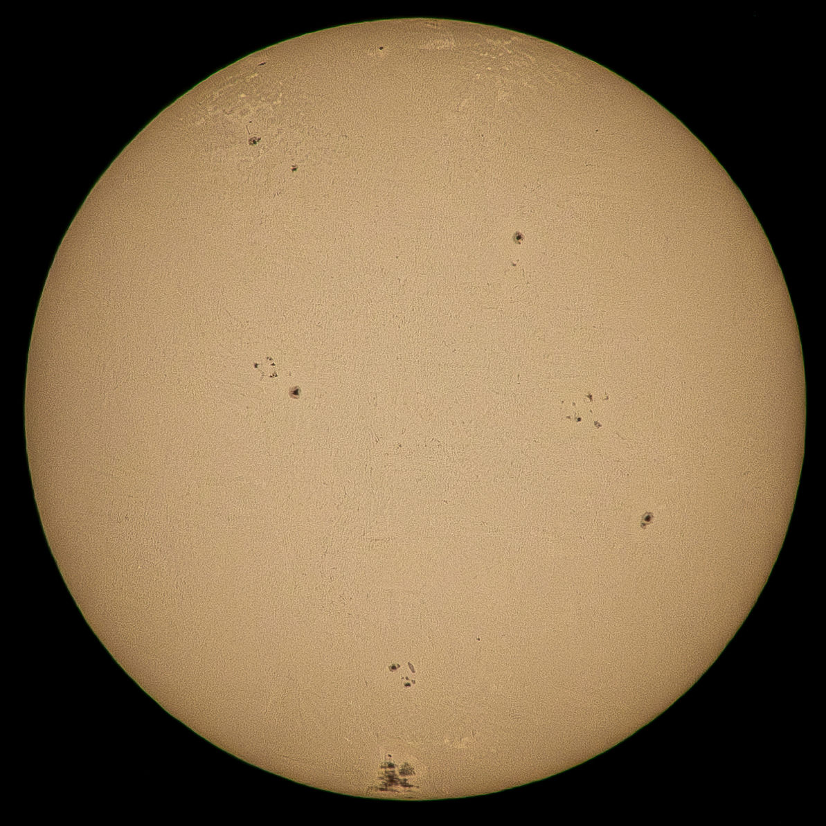 @BraydenCreation The Sun taken right after dinner. With sunspot 3664 right at the bottom. Solar filter, 1/4000, ISO 100, f/6.3