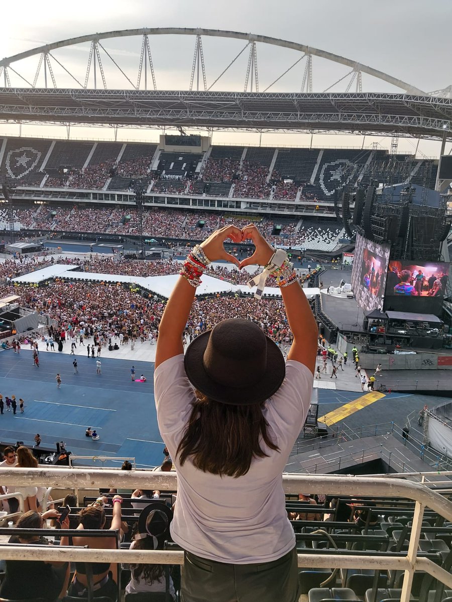 twlsun's tweet image. agora já posso dizer que fui no show da santíssima trindade 🥳🥳