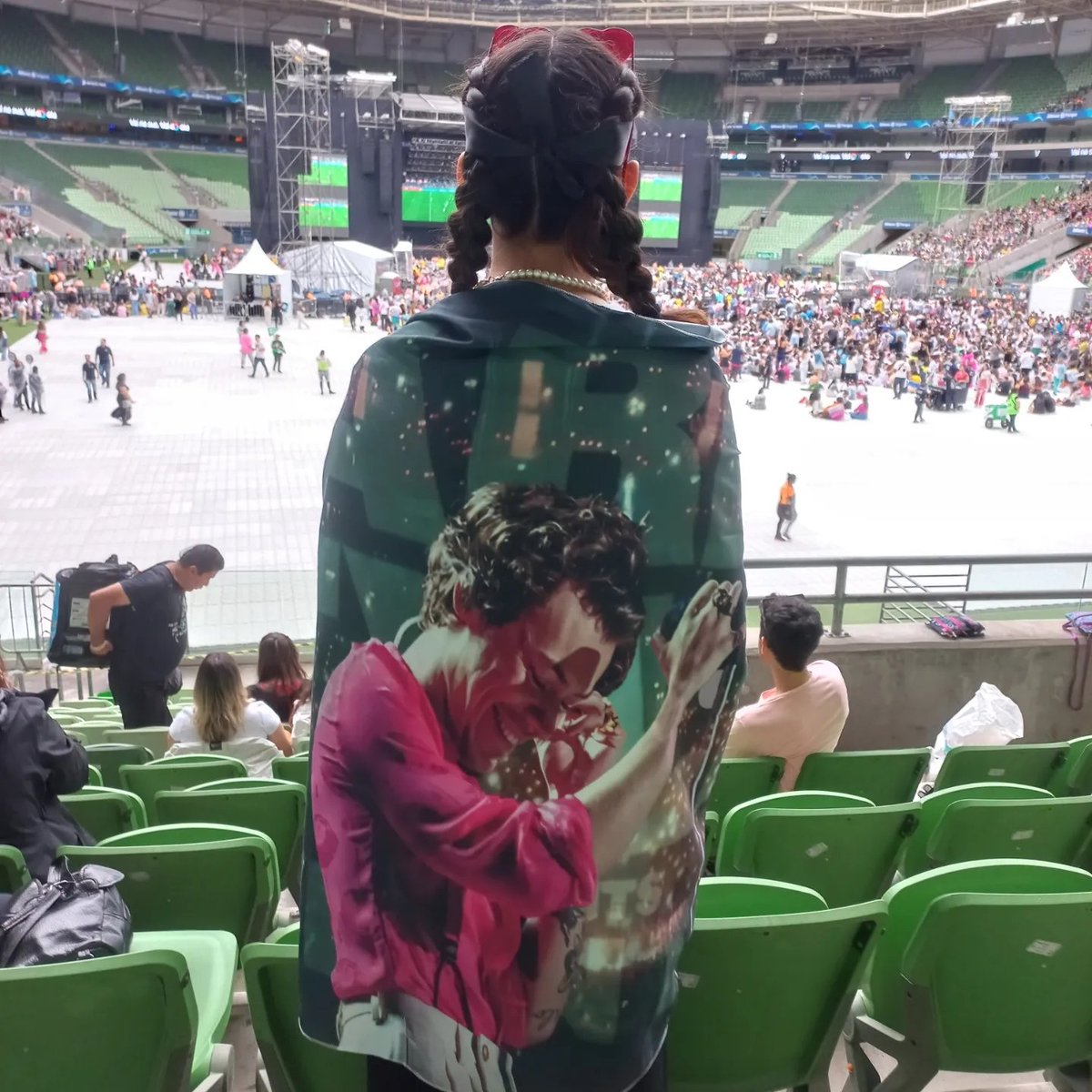 twlsun's tweet image. agora já posso dizer que fui no show da santíssima trindade 🥳🥳