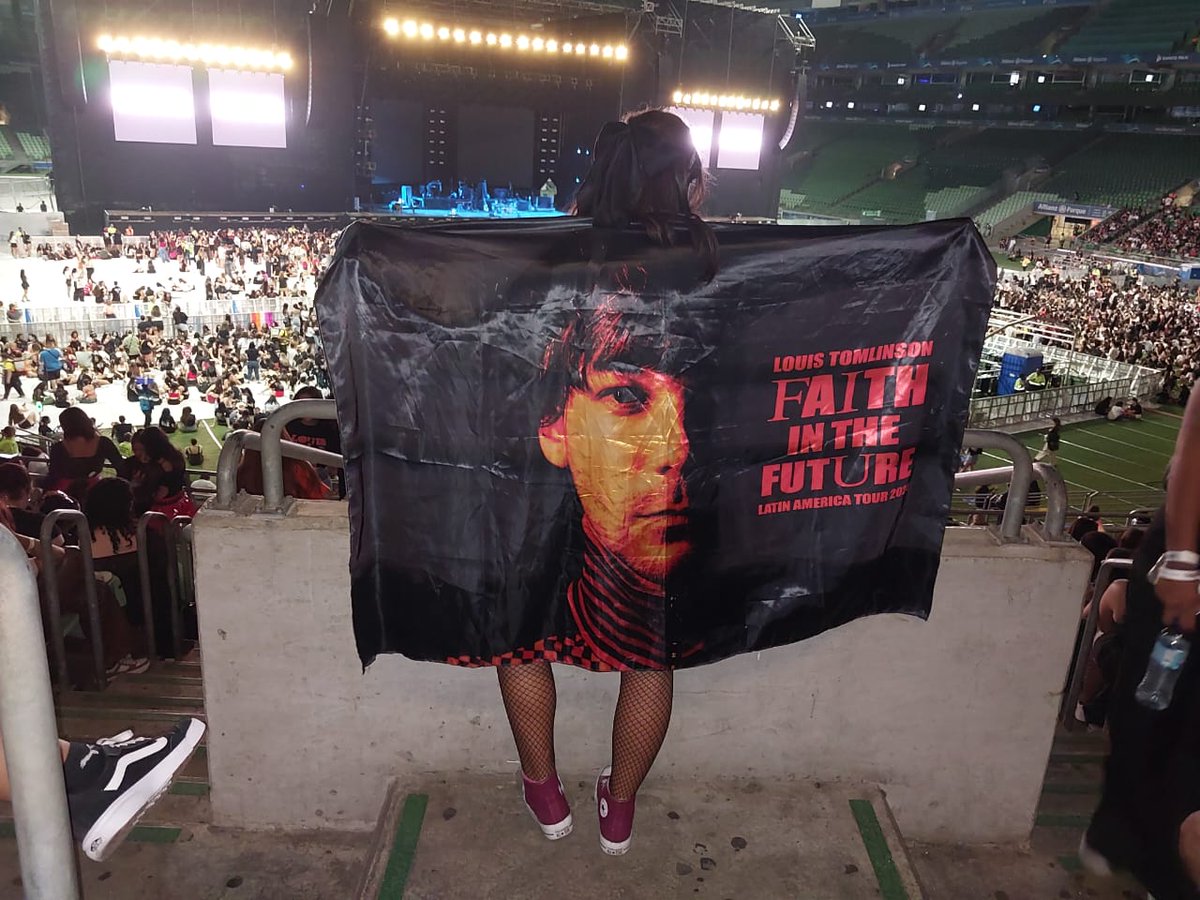 twlsun's tweet image. agora já posso dizer que fui no show da santíssima trindade 🥳🥳