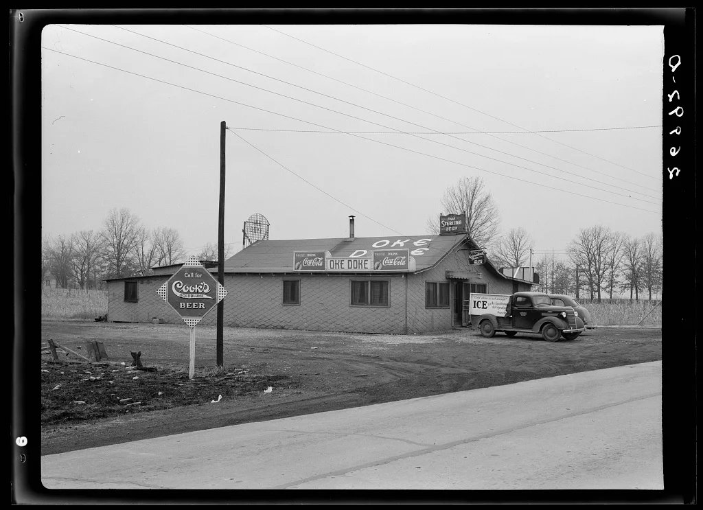 Oke Doke Nightclub along highway. Williamson County, Illinois Rothstein, Arthur, 1915-1985, photographer 1939 Jan. #Vintage #Photography thegoldenhornblog.blogspot.com/2020/02/oke-do…