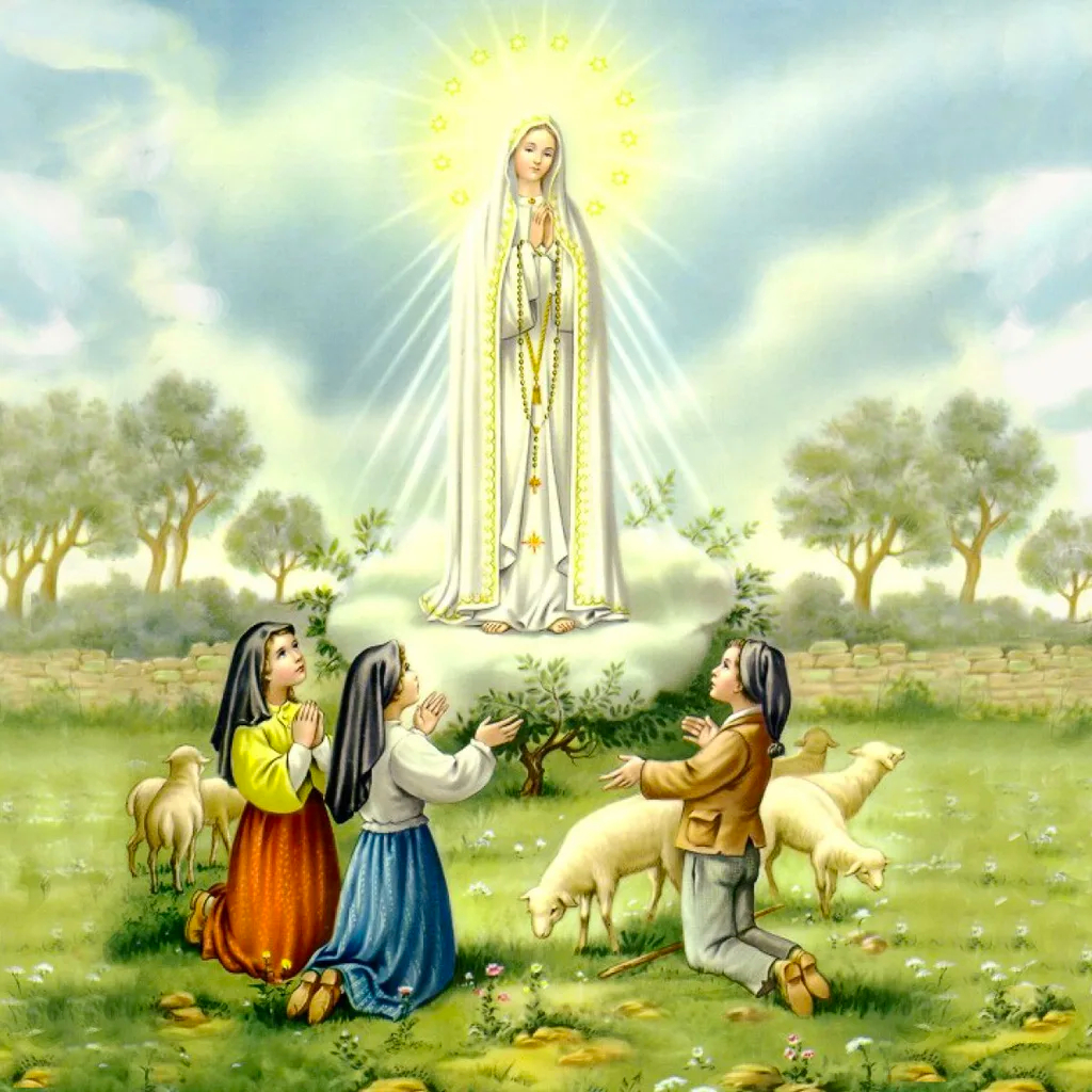Nossa Senhora de Fátima 13 de maio No dia 13 de maio de 1917 as três crianças, Lúcia, Jacinto e Francisca, estavam pastoreando nas colinas, quando sobre uma pequena árvore, surge um clarão e a figura 'de uma Senhora vestida de branco, mais brilhante que o sol, reluzindo mais…