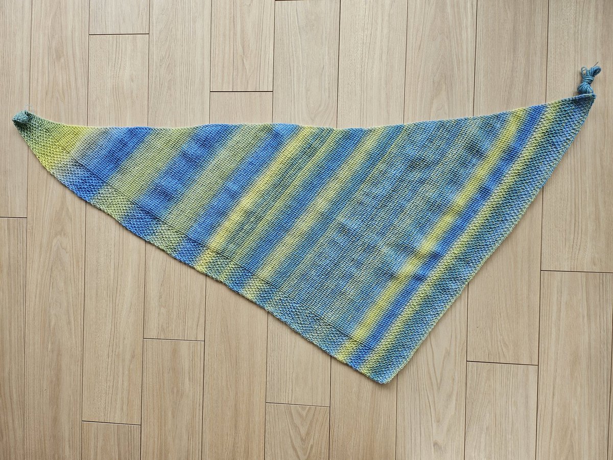 アフガン編みストール完成です！やったー👏✨縦115cm×横76cm。斜め部分138cm。糸はユウヤケ(うすやなぎ)2玉使用(残1g)もう少し大きくても良かったのかな。握ると詰まってる感？ある、洗うと更にモチっとなるかな🤔いやー楽しかったー！
#アフガン編み  #編み物好きさんと繋がりたい  #Tunisiancrochet