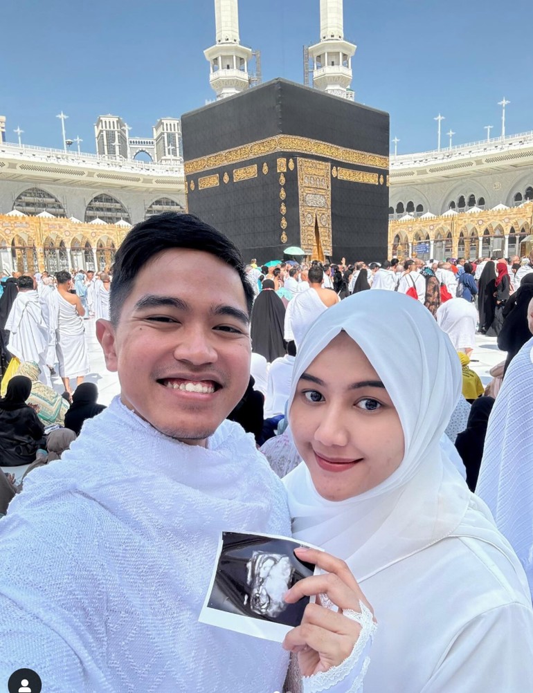 #Foto Selamat! Erina Gudono dan Kaesang Pangarep baru saja mengumumkan kabar bahagia kehamilannya saat tengah umrah di Makkah.😮✨

Intip gaya Erina bumil selama di sana, yuk!🥰🔽

>>dtk.id/N1uHNM

Foto: dok. instagram
#KaesangPangarep #ErinaGudono