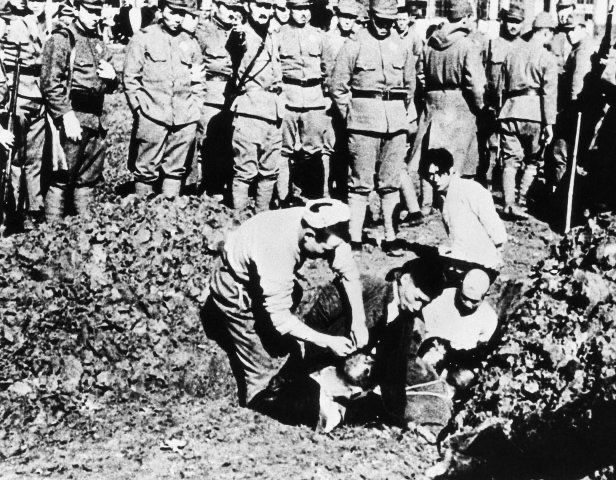 Execution during the Nanjing Massacre (burial of living people). 

#NanjingMassacre #HistoricalPhotography #WarCrimes #JapaneseHistory #ChineseHistory #MilitaryHistory #WWIIHistory