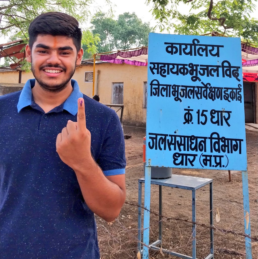 Modikaparivar88's tweet image. आज लोकतंत्र के सबसे बड़े पर्व का हिस्सा बनने का मौका मिला । आज मैने देश, धर्म और विकास को देखते हुए अपना मतदान किया। आप भी जागरूक बने और देशहित में अपना मतदान करे ।
JAI HIND 🇮🇳
JAI BHARAT 🇮🇳
@PriyankM_IAS 
@collectordhar 
@narendramodi 
@AmitShah