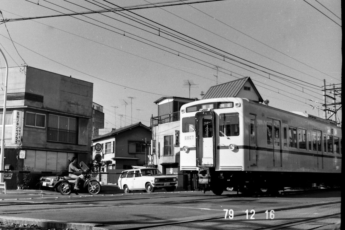 地上を走る府中付近の京王線６０００系。１９７９年。１９８１年（昭和56年）10月府中駅周辺連続立体交差事業による高架化工事着手。