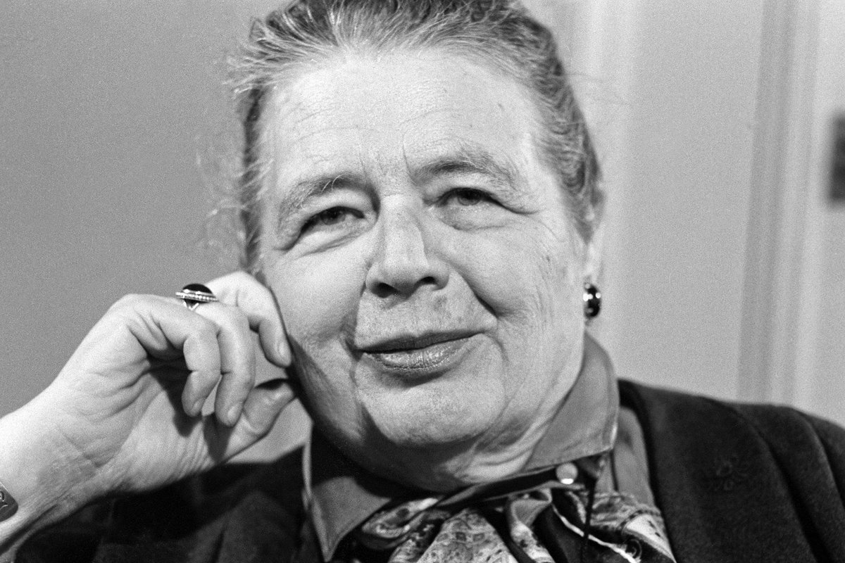 'En todas las épocas hay personas que no piensan como los demás. Es decir, que no piensan como los que no piensan'. Margarita Yourcenar #Fuedicho