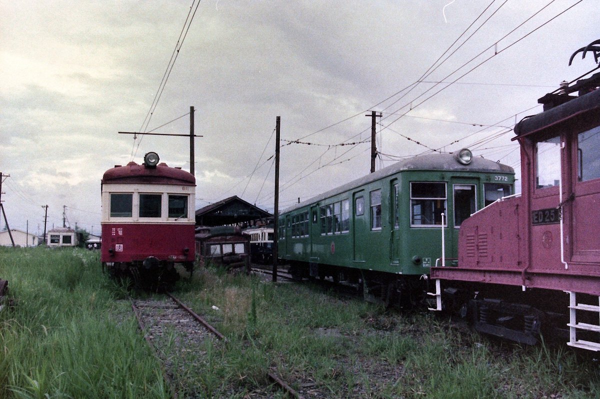 上田交通入線したてのクハ３７７２。左は長野電鉄から来たモハ６１１で部品取り。１９８３年。上田原。