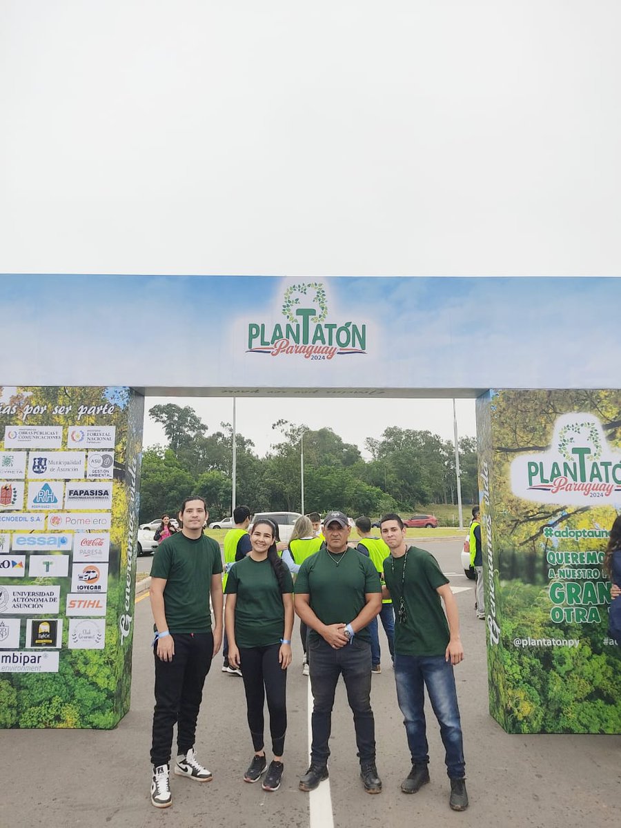 ¡UMA en la Plantatón Paraguay! Queremos a nuestro planeta grande otra vez, por eso alumnos y docentes de la Licenciatura en Ecología y Gestión ambiental, participaron de la Plantatón. ¡Vos también adoptá un árbol y reforestemos el Paraguay! #OrgullosamenteUMA